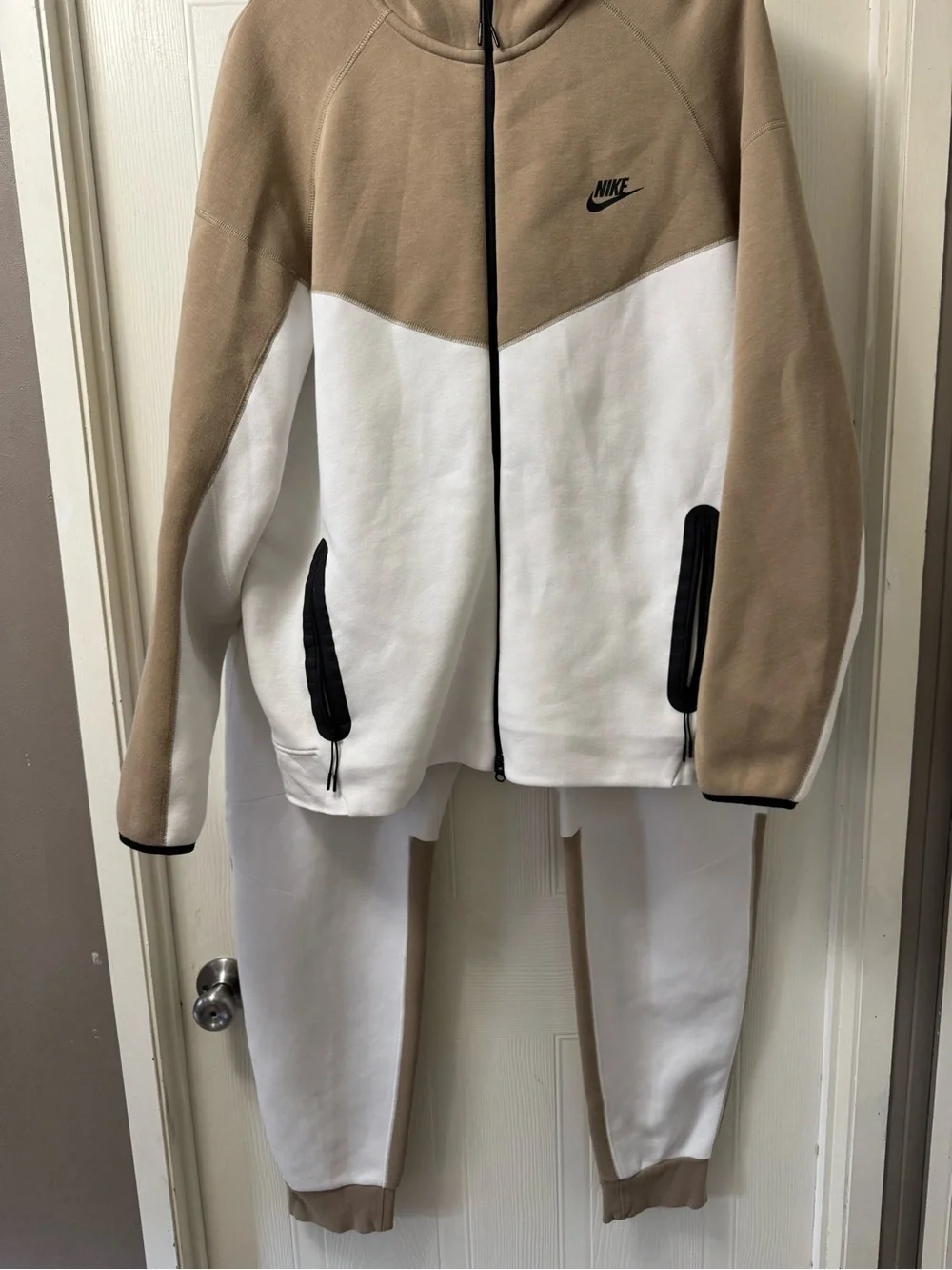 Nike Men’s Tan & White Colorblock Full-Zip Performance Jacket